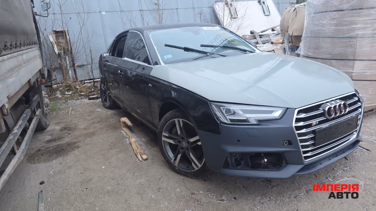 Audi A4 - фото 8