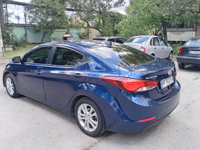 Hyundai Elantra - фото 2