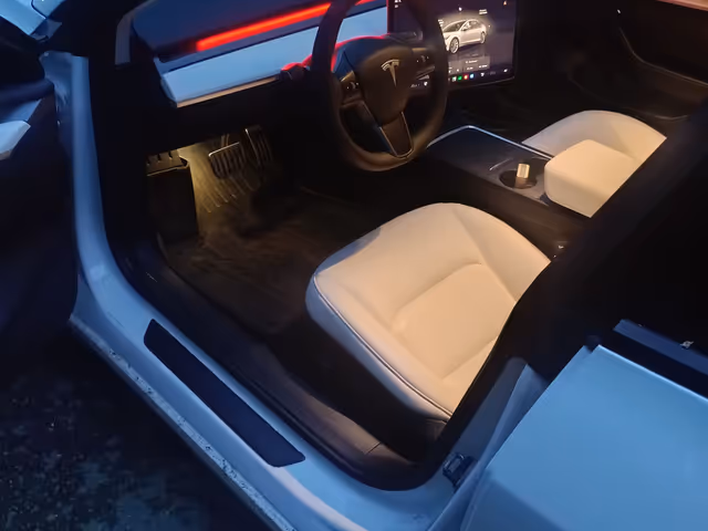 Tesla Model 3 - фото 1