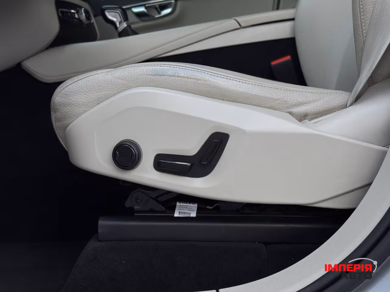 Volvo XC90 - фото 28