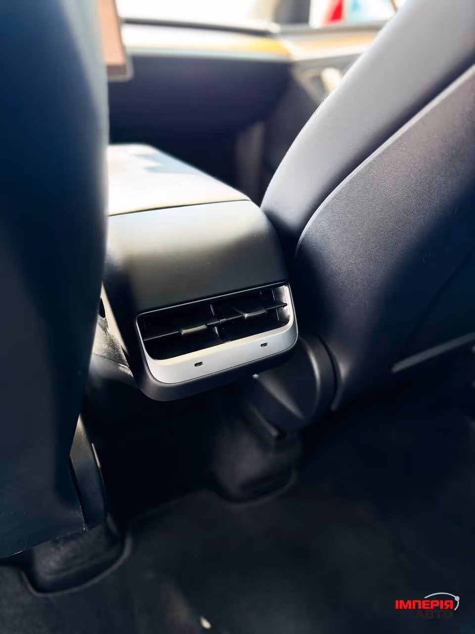 Tesla Model Y - фото 12