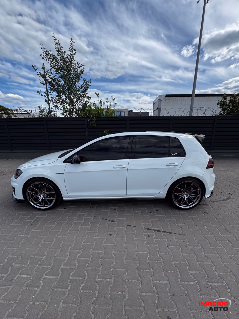 Volkswagen Golf GTI - фото 8