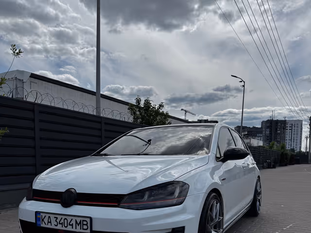 Volkswagen Golf GTI - фото 1