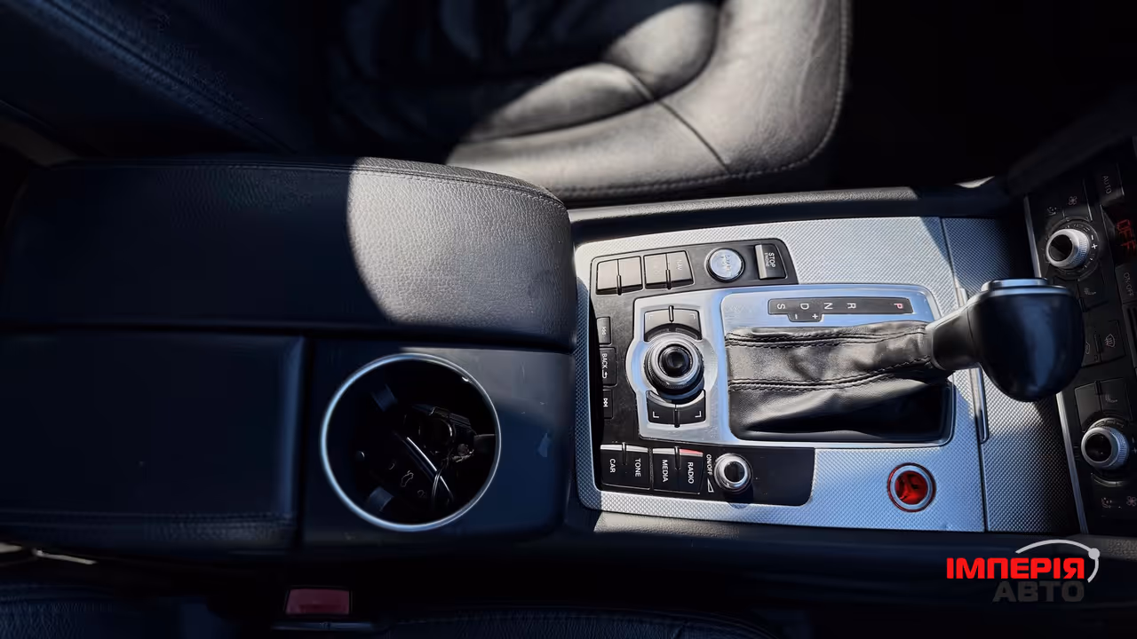 Audi Q7 - фото 17