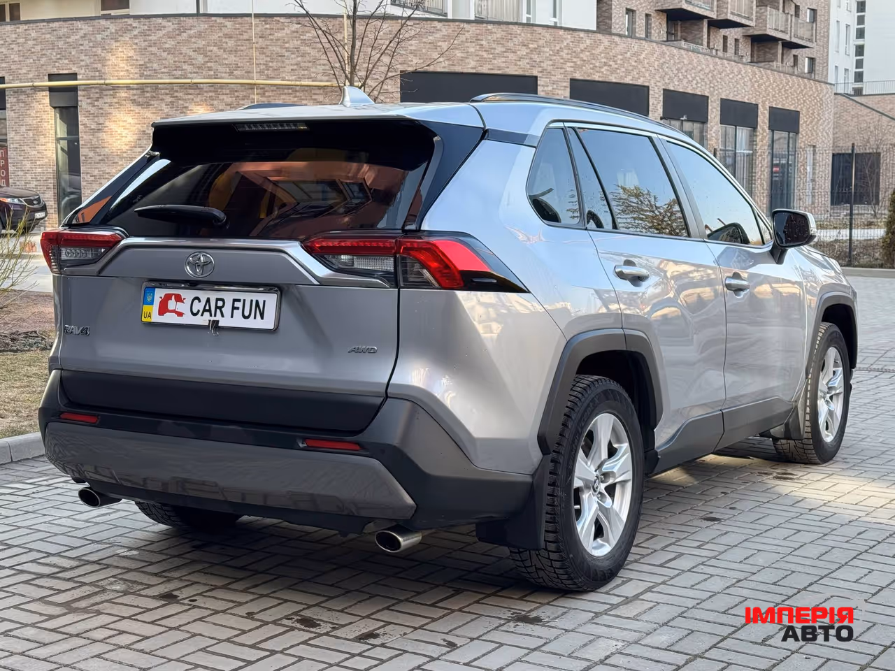 Toyota RAV4 - фото 4