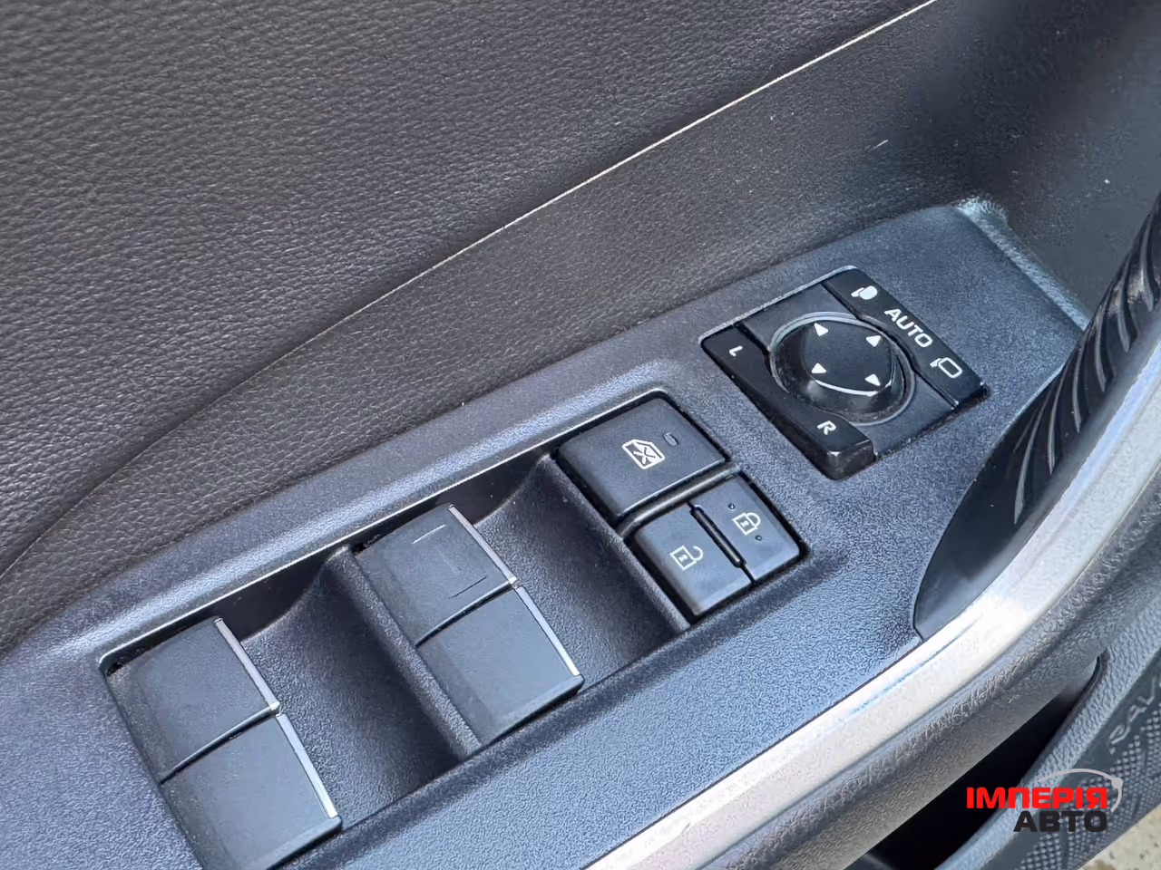 Toyota RAV4 - фото 8
