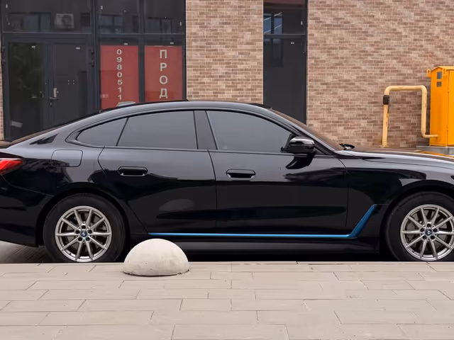 BMW i4 - фото 4