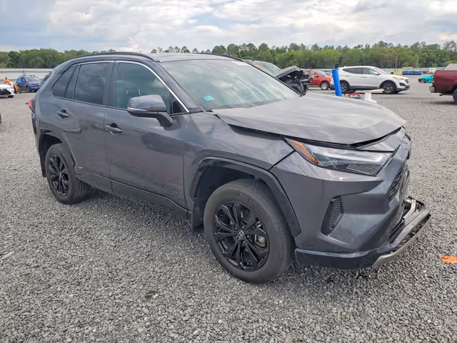 Toyota RAV4 - фото 1