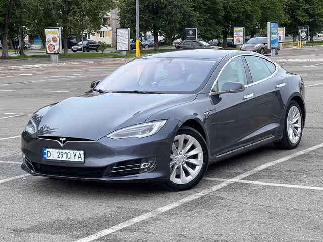 Tesla Model S - фото 1