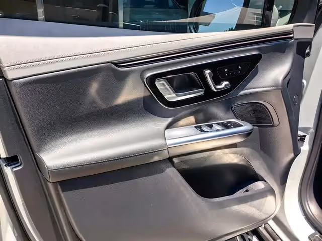 Mercedes-Benz EQE SUV - фото 5