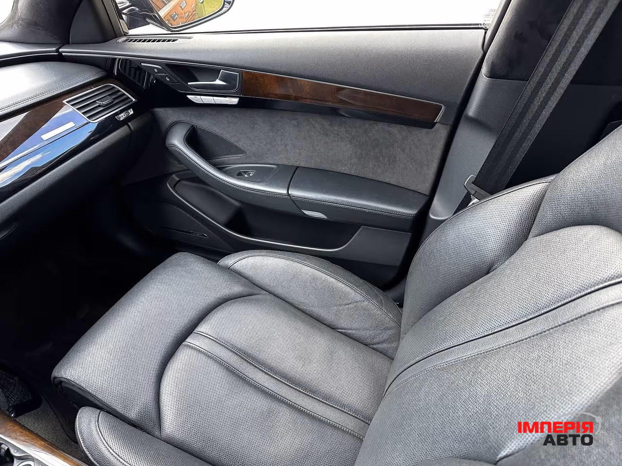 Audi A8 - фото 10