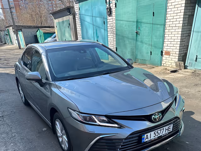 Toyota Camry - фото 1