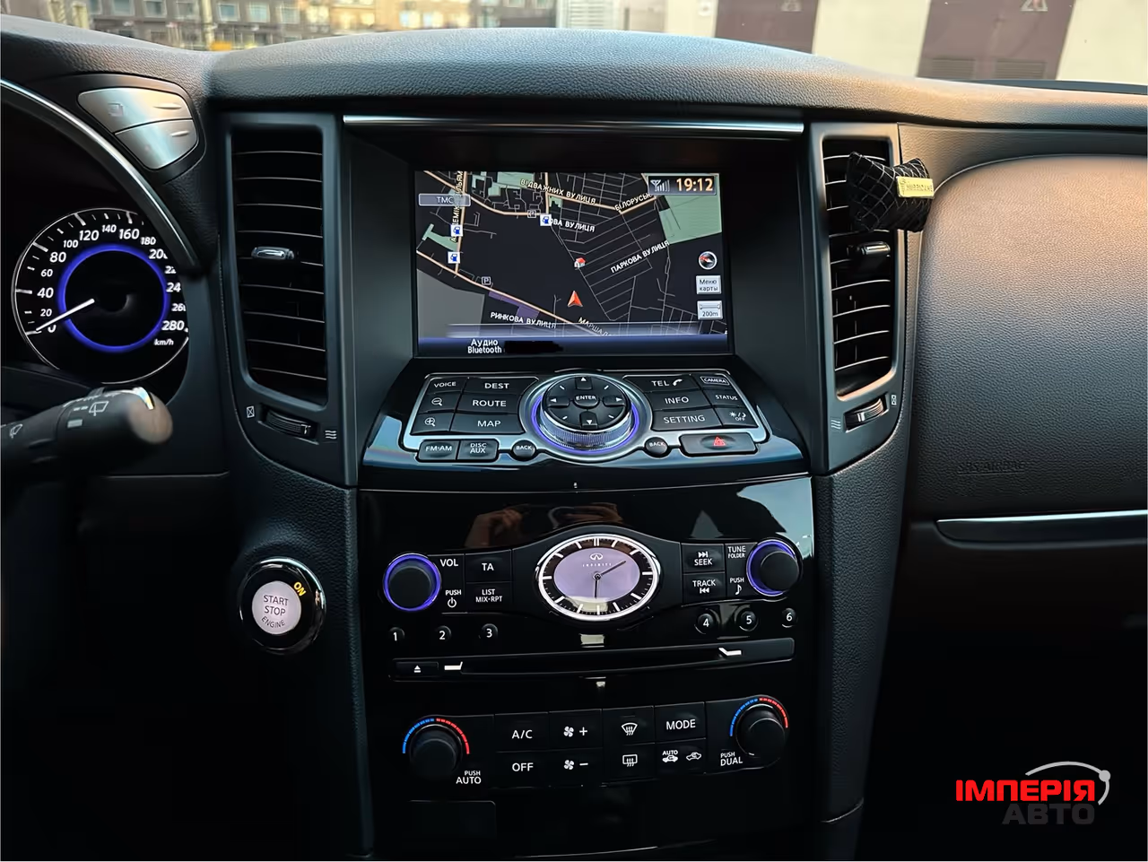 Infiniti QX70 - фото 8