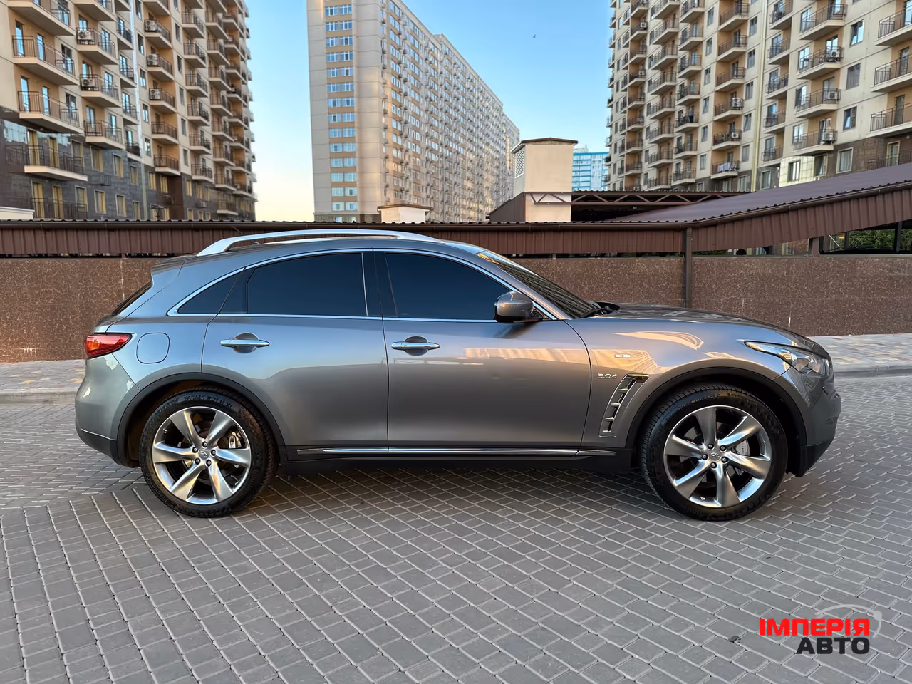 Infiniti QX70 - фото 2