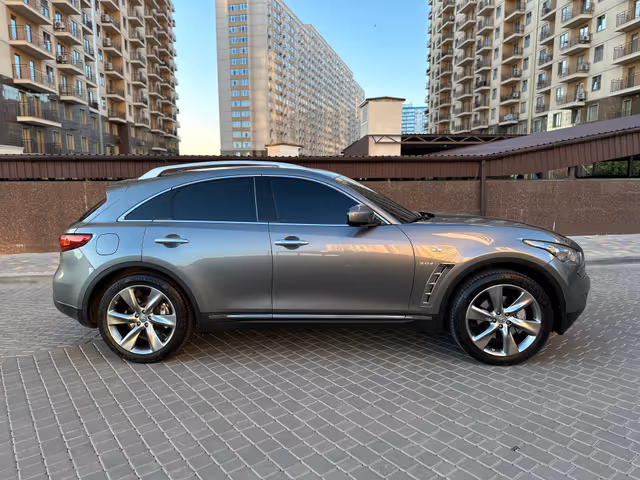 Infiniti QX70 - фото 2