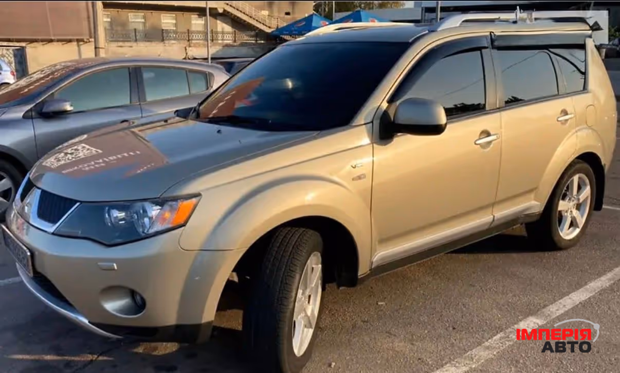 Mitsubishi Outlander - фото 1