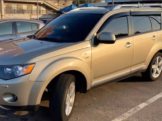 Mitsubishi Outlander - фото 1