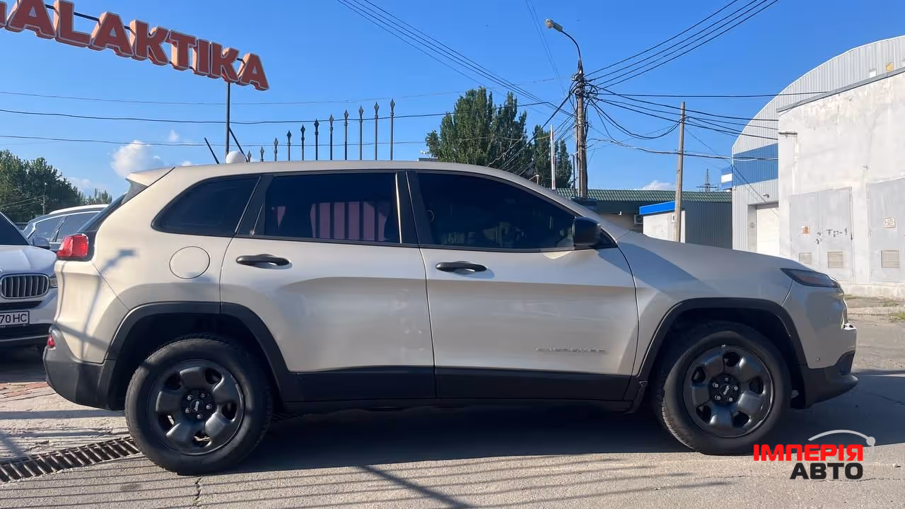 Jeep Cherokee - фото 6