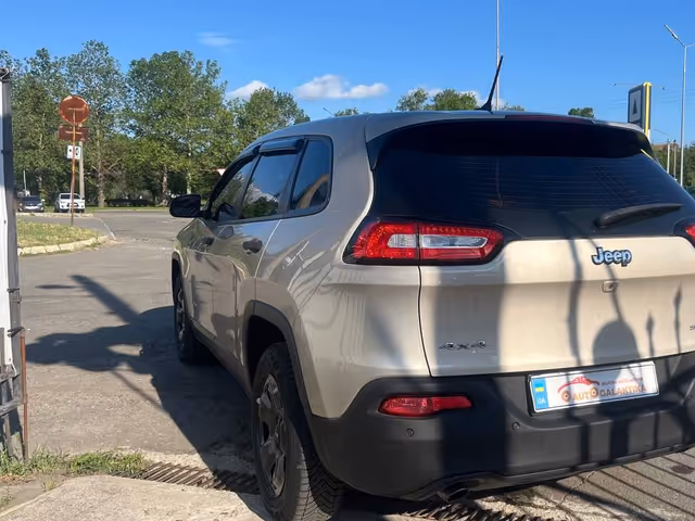 Jeep Cherokee - фото 4
