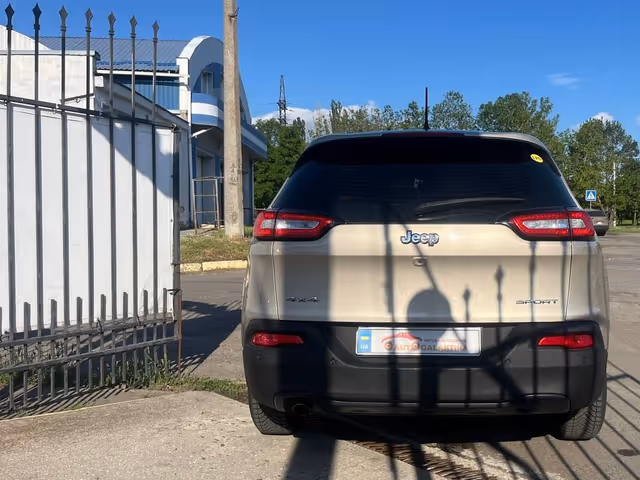 Jeep Cherokee - фото 3
