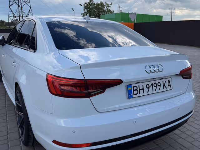 Audi A4 - фото 5