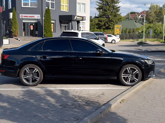 Audi A4 - фото 5