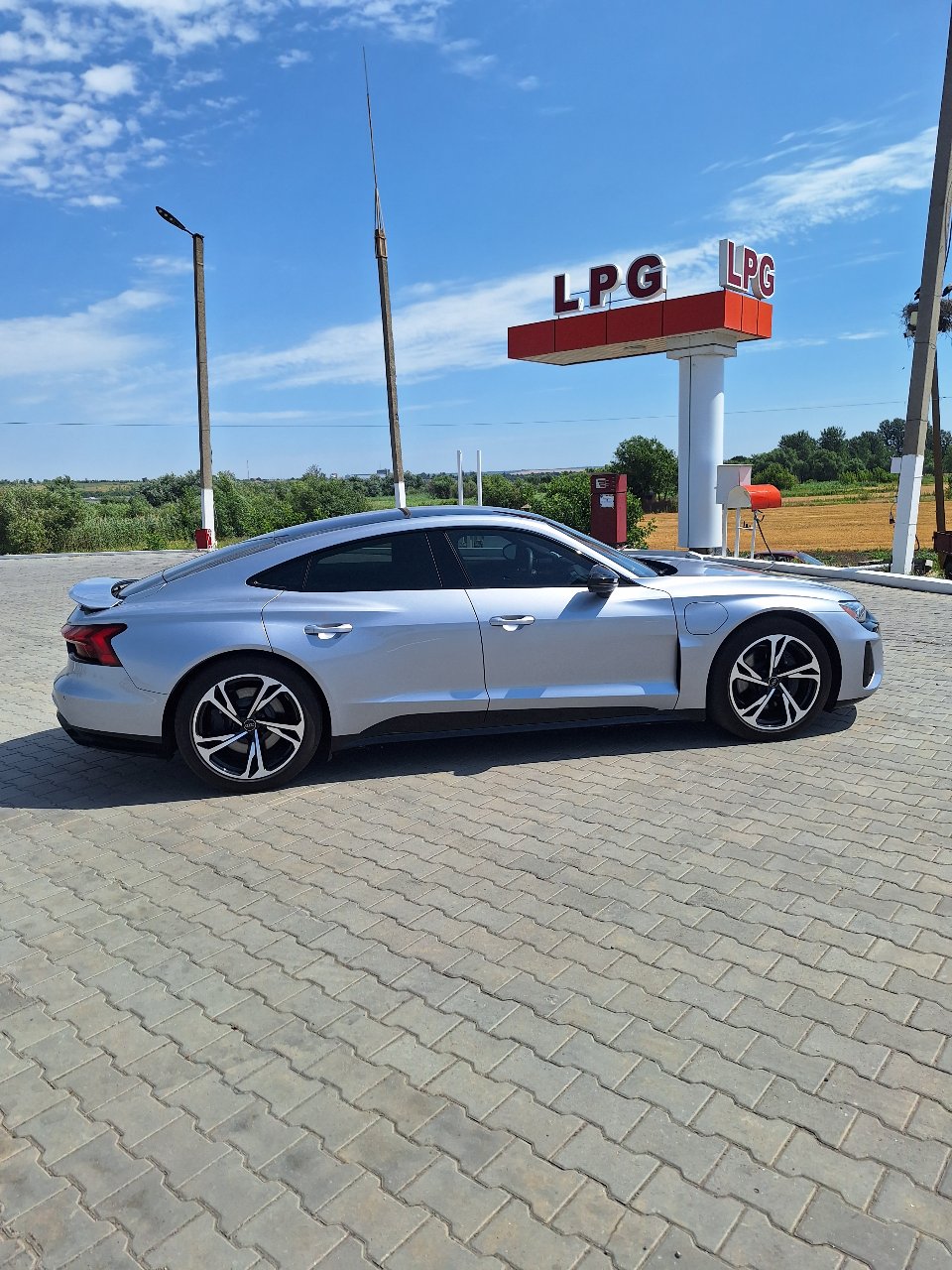 Audi e-tron GT - фото 3