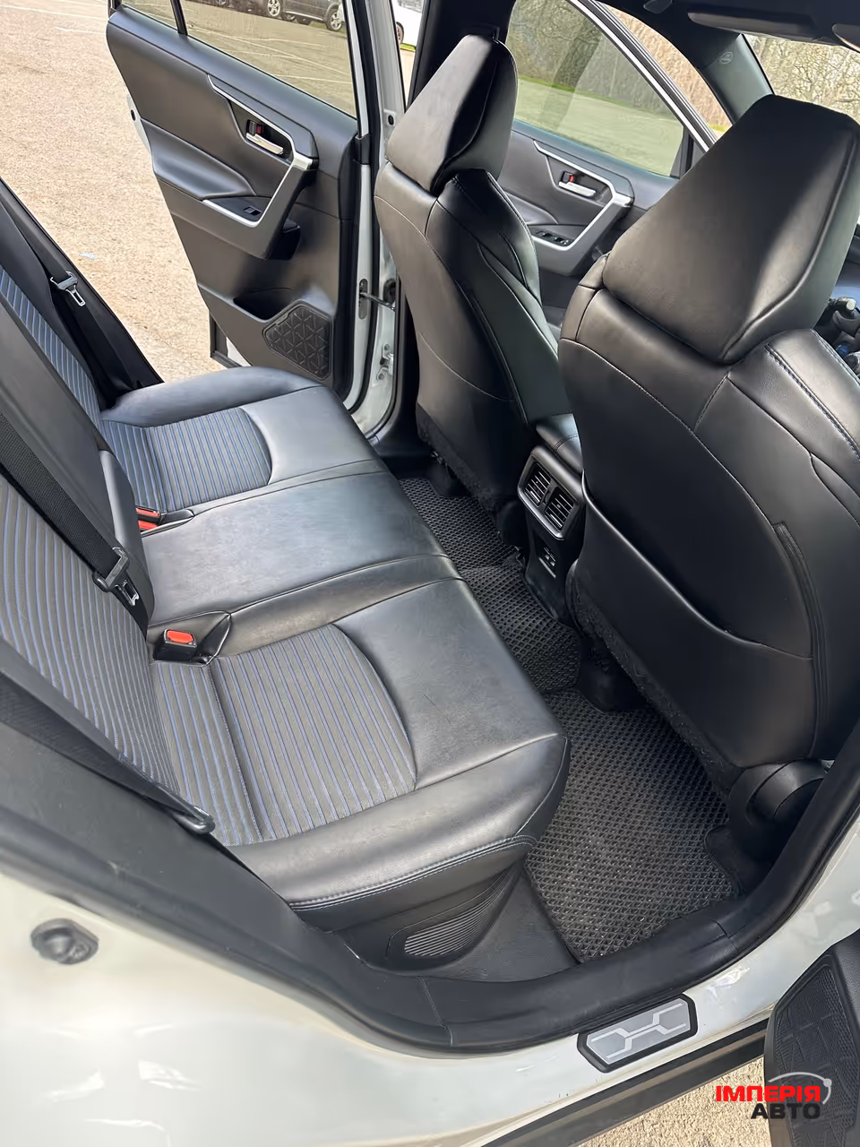 Toyota RAV4 - фото 6
