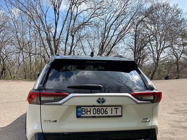 Toyota RAV4 - фото 4