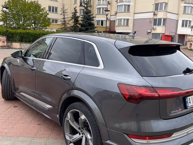 Audi e-tron S - фото 3