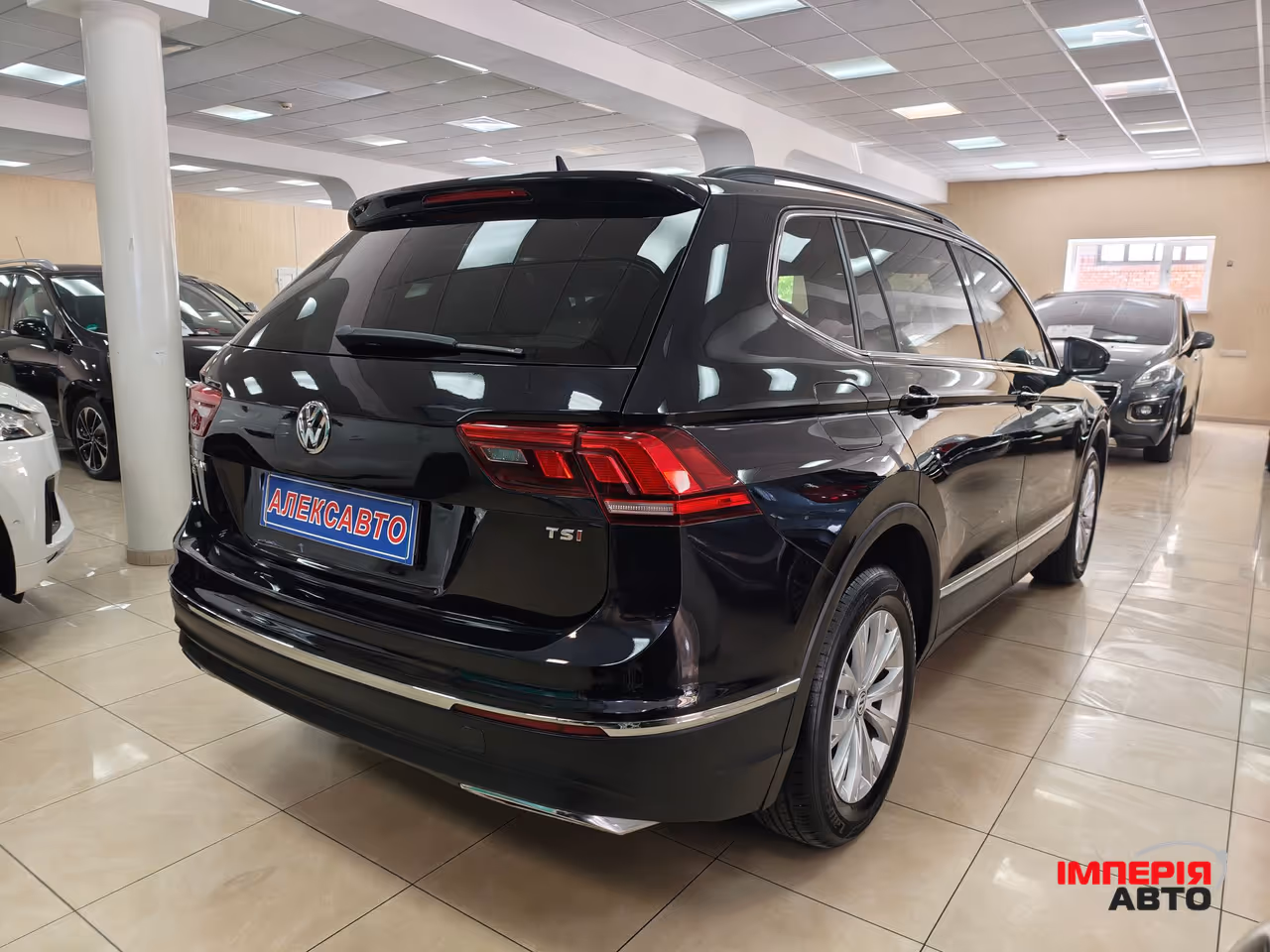 Volkswagen Tiguan - фото 6