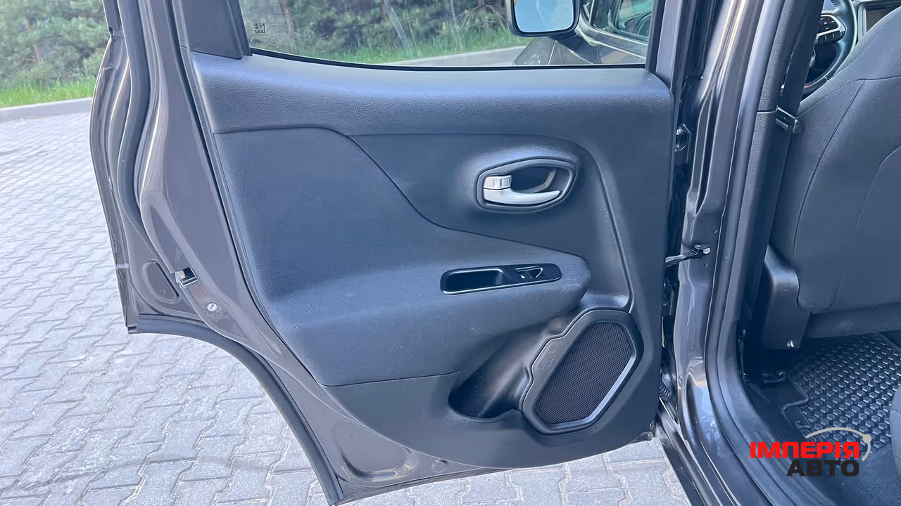 Jeep Renegade - фото 12