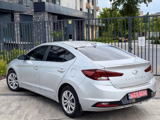 Hyundai Elantra - фото 3