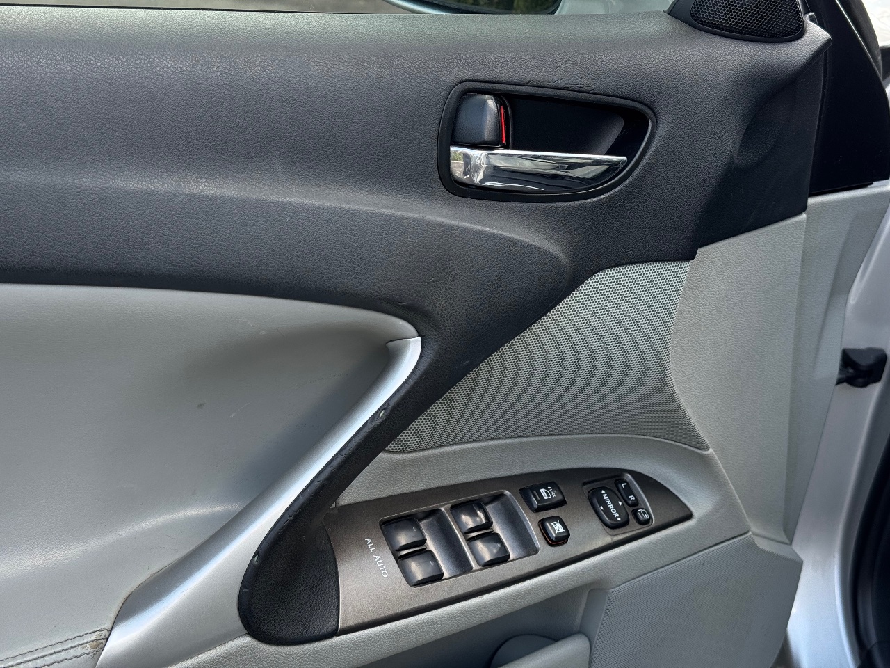 Lexus IS - фото 12