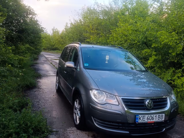 Volkswagen Touran - фото 1