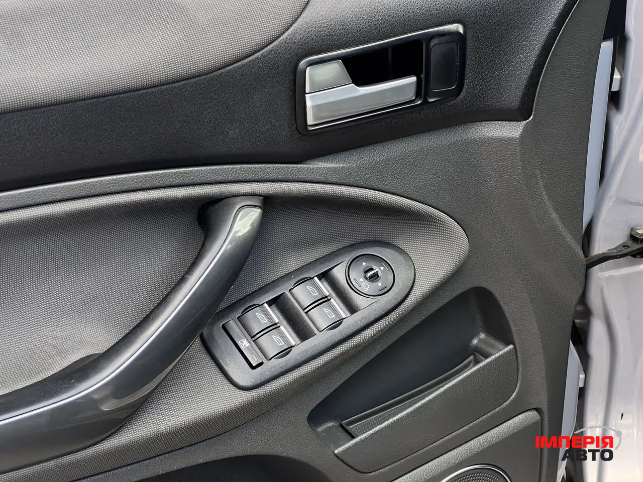 Ford Kuga - фото 8