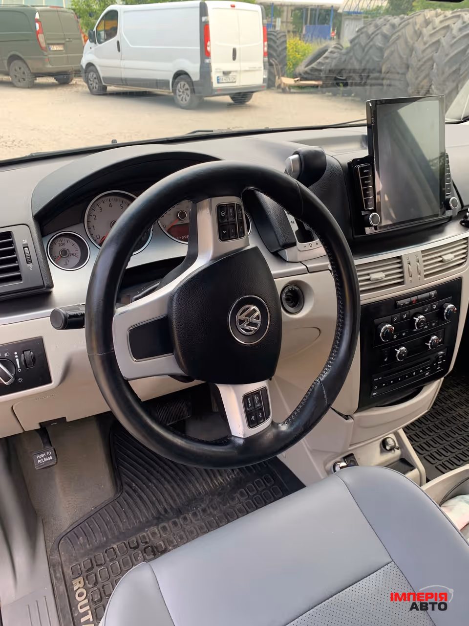 Volkswagen Routan - фото 8