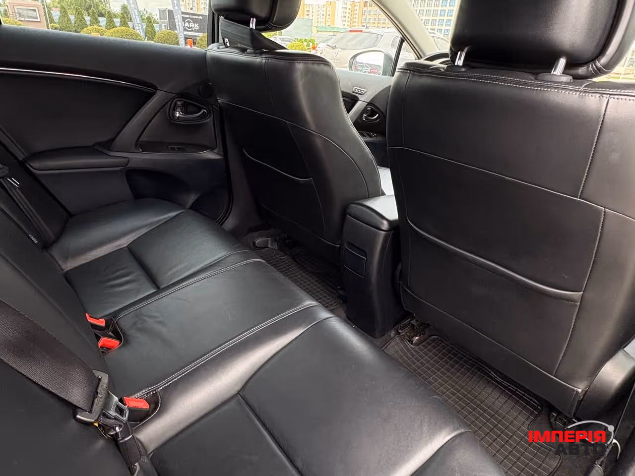 Toyota Avensis - фото 3