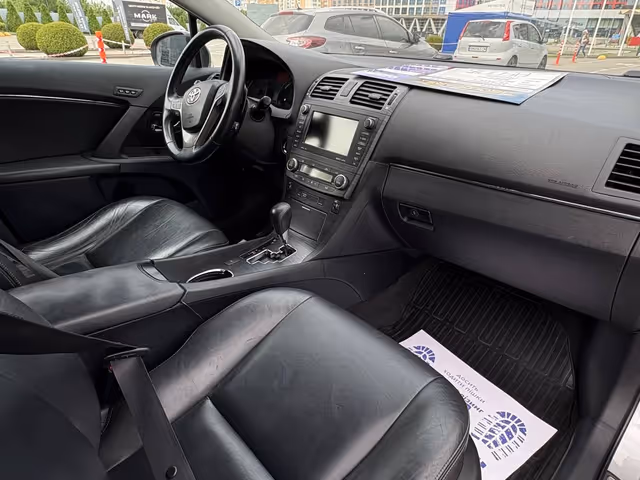 Toyota Avensis - фото 2