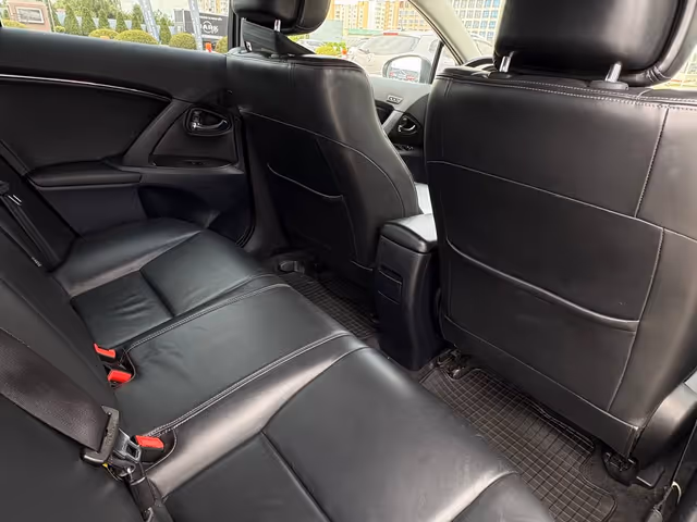 Toyota Avensis - фото 3
