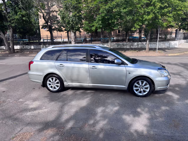Toyota Avensis - фото 4