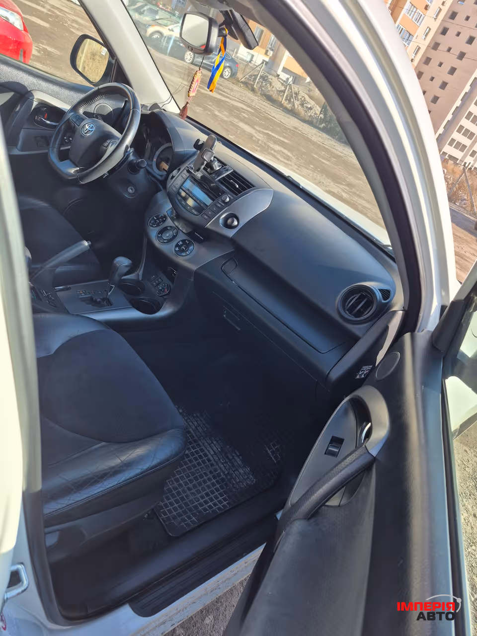 Toyota RAV4 - фото 7