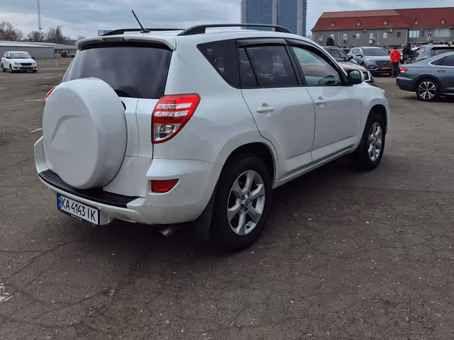 Toyota RAV4 - фото 4