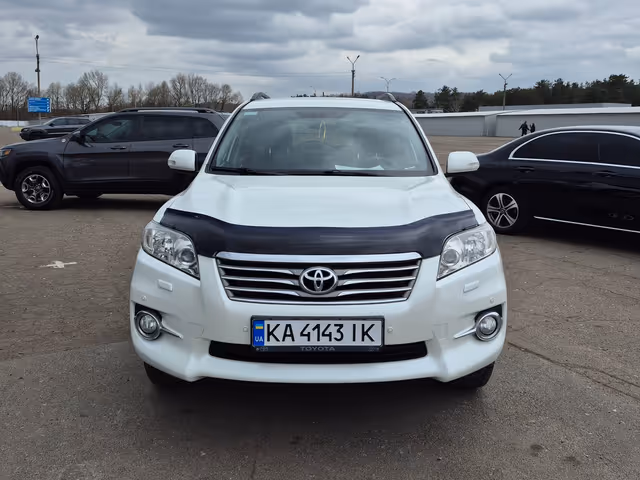 Toyota RAV4 - фото 1