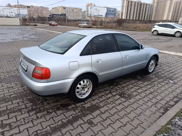 Audi A4 - фото 4
