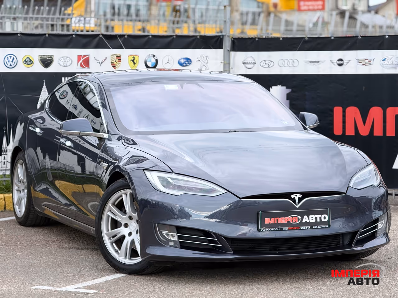 Tesla Model S - фото 1