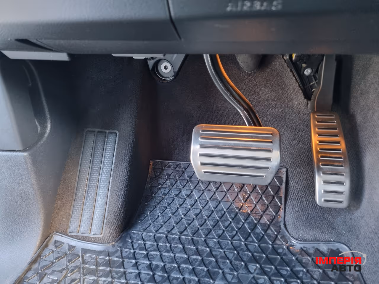 Volkswagen Touareg - фото 11