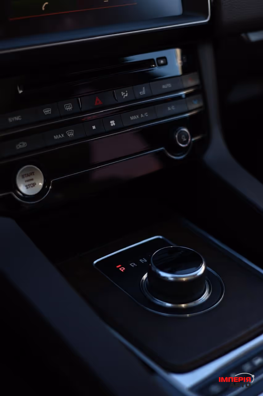 Jaguar F-Pace - фото 16