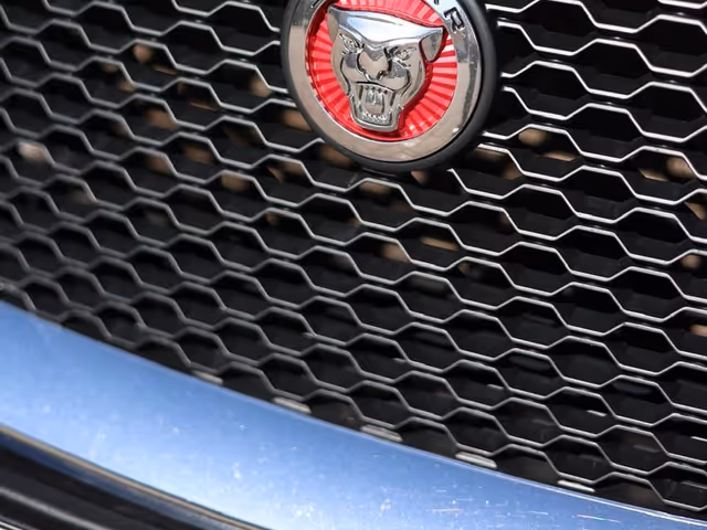 Jaguar F-Pace - фото 2