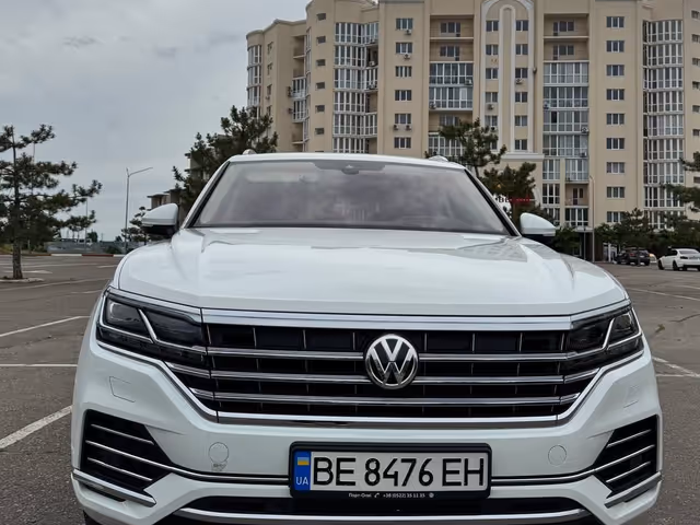 Volkswagen Touareg - фото 1